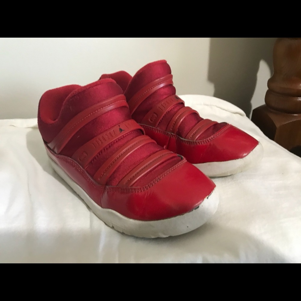Nike Air Jordan Red Pull on Boys size 3Y shoes